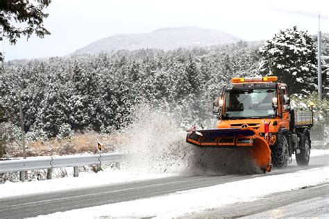 : Seoul : Snow clearing on Jeju Island