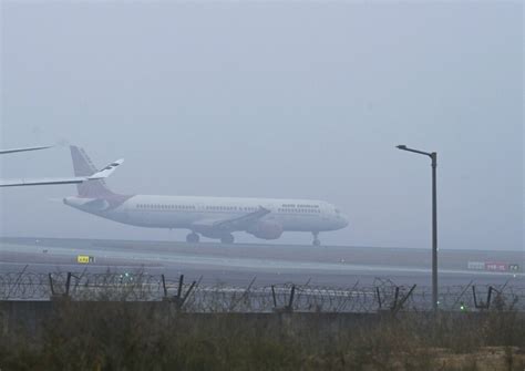 घने कोहरे में भी रनवे पर कैसे लैंड हो जाती हैं फ्लाइट्स? ये है ...