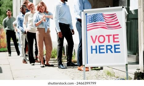 Modern Image of People Voting 的图像结果