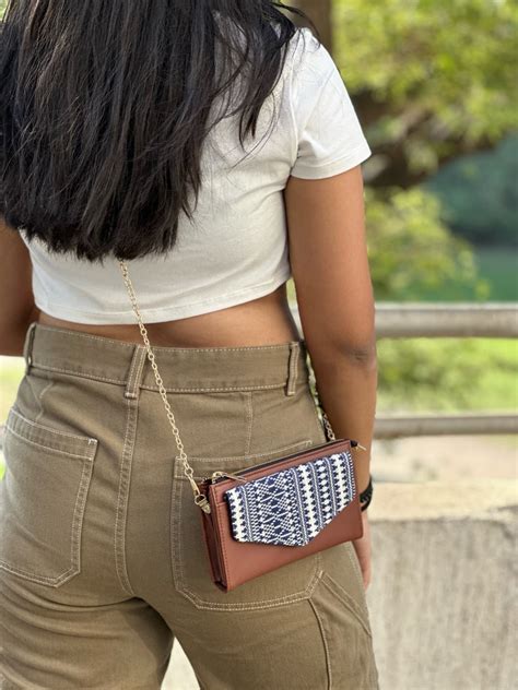 SLEEK WALLET SLING – the_purse_outlet