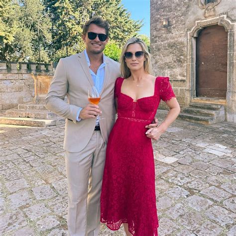 Amelia Spencer recicla, un año después, su vestido de invitada rojo más ...