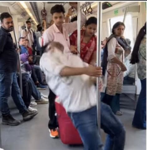 Man dances in Delhi Metro, passengers’ reactions shock