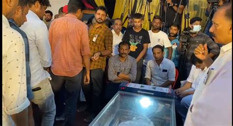 Mamukkoya to be buried in Kannam Paramb, admirers throng to pay last ...