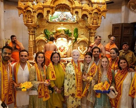 एलन मस्क की मां संग जैकलीन फर्नांडिस ने शेयर की तस्वीरें,दिखाई बप्पा के ...