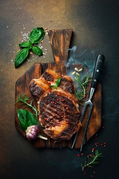 Grillé Black Angus Steak Ribeye et sauce poivrée sur la planche à ...