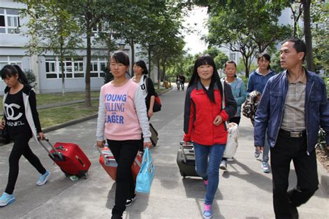 开学第一天：青海玛多地震灾区1216名学生异地安置上学_央广网