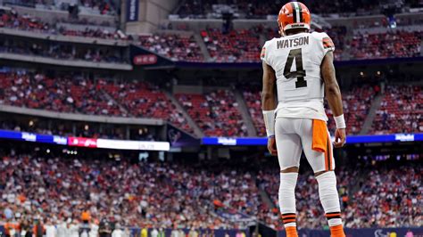 Deshaun Watson's Return Is Met With Boos, and a Win - The New York Times