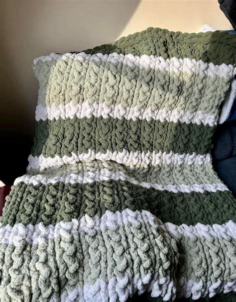 Pin by Shannon Lee on Finger Knitting | Chunky crochet blanket pattern ...