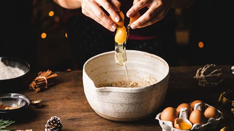 How to Crack Eggs Properly: Mastering the Art of Egg Cracking