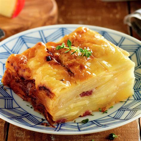 Pastel de patata gratinado con cebolla, jamón y queso de bola ¡para ...