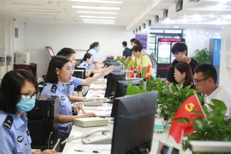 中午不打烊 九龙坡警方多项惠民服务帮助市民快速办理出入境证件 - 重庆日报网