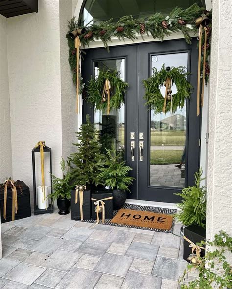 36 Stunning Front Door Decor Ideas That Are Far From Bland | 屋外のクリスマス ...