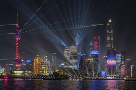 上海陆家嘴上演国庆灯光秀，绚丽璀璨庆祝新中国成立70周年