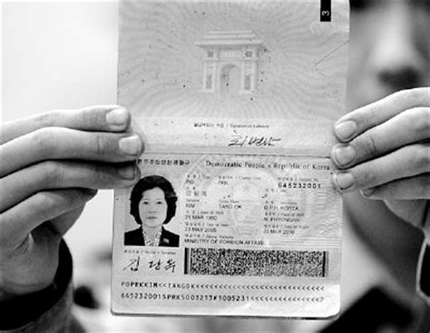 捡到一本外国护照拾主更着急(图)-搜狐新闻