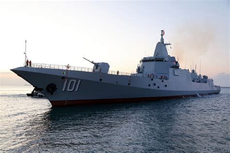 中国海军055型“南昌”号驱逐舰，进行海上补给的公开画面！_新浪新闻