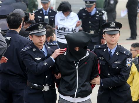 浙江警方偵破詐騙大案 78名犯罪嫌疑人被押解回國--圖片頻道--人民網