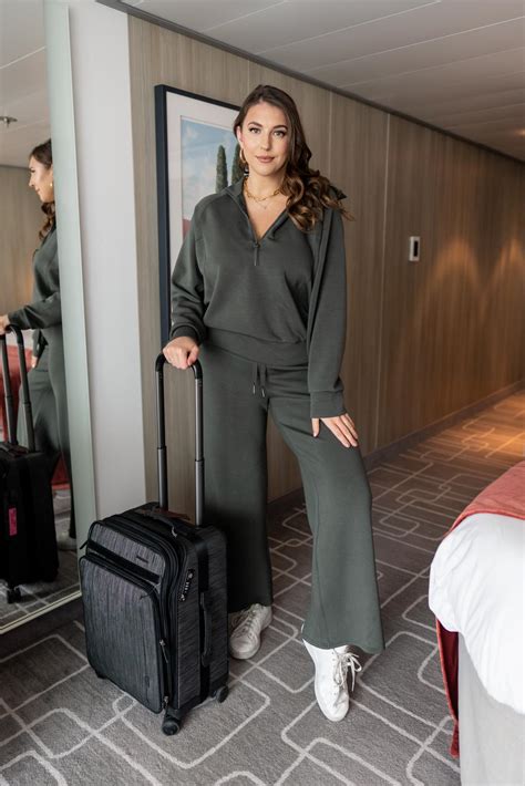 31+ Comfy Airport Outfits to Wear Year Round - Dana Berez