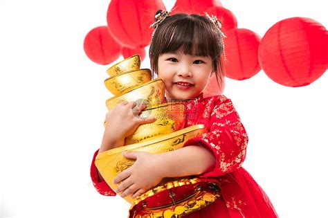 可爱的小女孩抱着一摞金元宝高清图片下载-正版图片507611510-摄图网