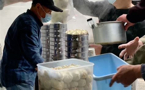 武汉“顶级”包子摊，一半牛肉一半面，一年卖出500万，排队都来2天_哔哩哔哩_bilibili