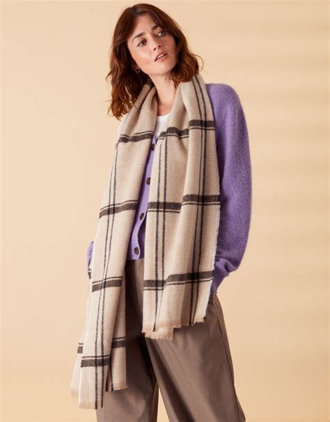 5 Must-Have Scarves for Every Woman - Accessorize India