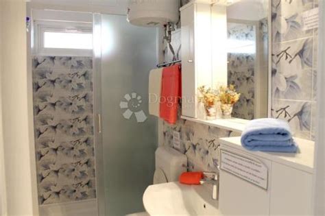 LOVETOVO -VODICE, Predivna kuća s 6 apartmana, prvi red do mora