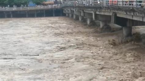 四川达州暴雨，多地水位上涨，有小车被冲走水中漂流_宣汉县_百姓_降雨