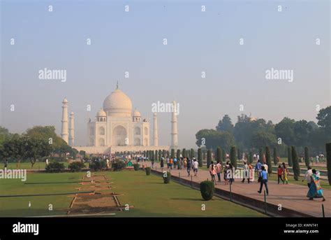 Taj Mahal People 的图像结果