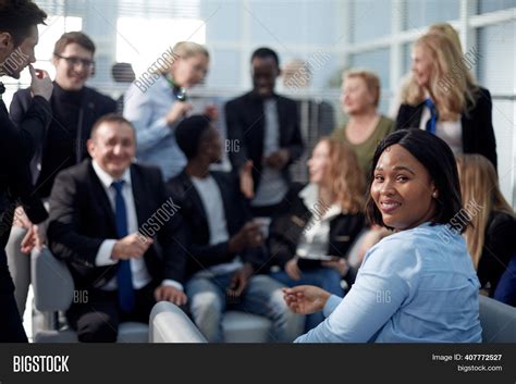Group of Smiling Business Women 的图像结果