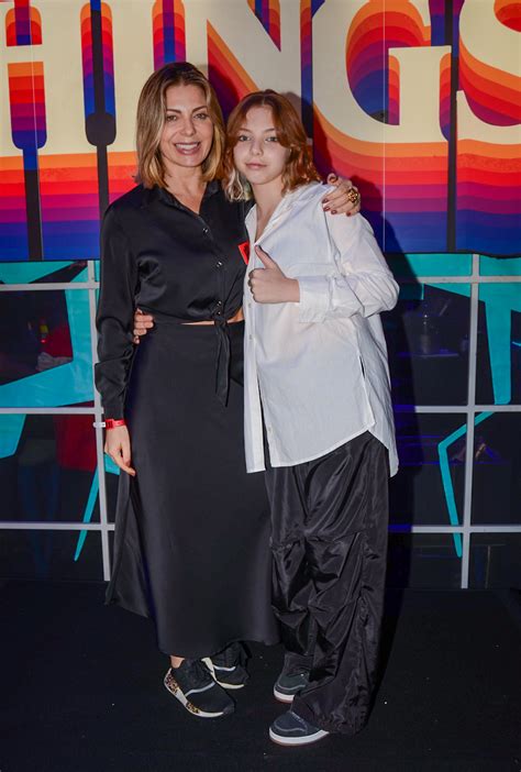 Filha de Sheila Mello aparece quase da mesma altura da mãe - CARAS Brasil