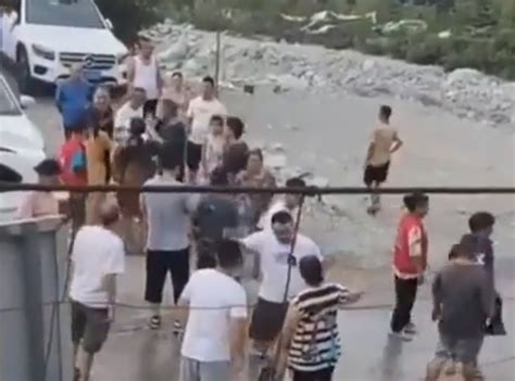 彭州山洪次日仍有游客执意前往，村民自发提醒：不要下河