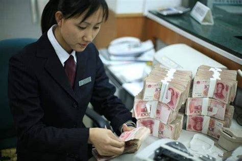 男子堆起百元大钞炫富 钞票上印有4个字被抓 - 青岛新闻网