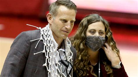 Nate Oats' wife Crystal dismisses troll after tweet on her appearance