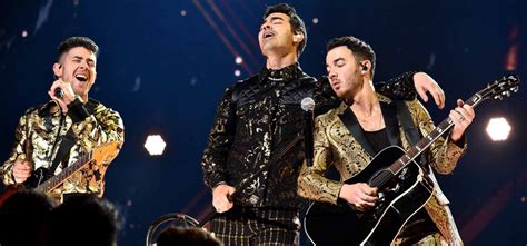 Nick Jonas Performing With Spinach Stuck In His Teeth Proves He's A ...