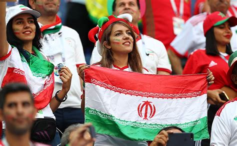 禁令解除！伊朗允许女球迷进场看球 她们“脱”了的样子真美
