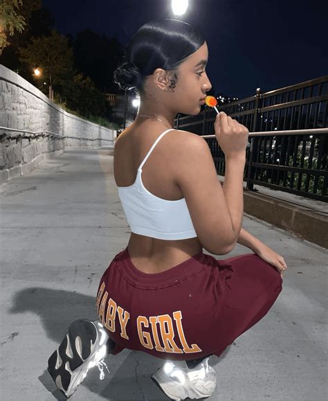 Isyglue : r/WomanSquats