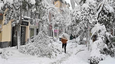 Madrid Is Buried Under Heaviest Snowfall in 50 Years - The New York Times