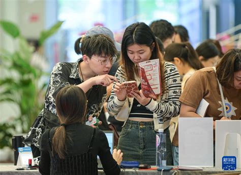 海南海口：第三届中国国际消费品博览会布展忙-人民图片网