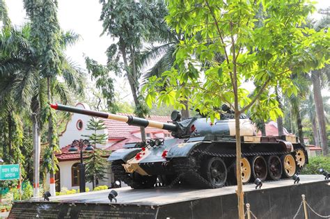 Premium Photo | Nilamber pitambe statue in the oxygen park located in ranchi, jharkhand