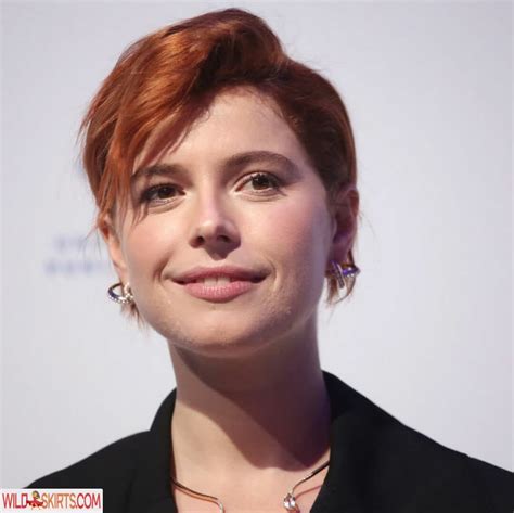 17 hot photos by Jessie Buckley