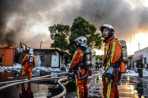 长沙40℃高温天记者体验消防员出警：消防服30斤，瀑布汗 - 要闻 - 湖南在线 - 华声在线