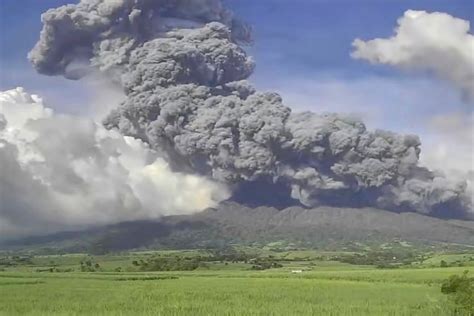 Philippines: Kanlaon volcano forces mass evacuation as 'more explosive ...