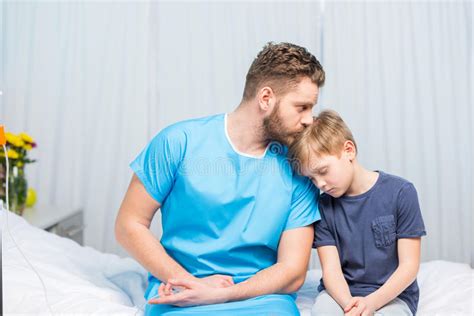 坐医院病床和看病的父亲的小男孩 库存照片. 图片 包括有 诊所, 系列, 患者, 医疗保障, 医学, 子项 - 93939682