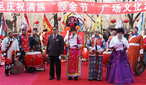 56个民族全家福共迎2015春节：满族篇-搜狐新闻