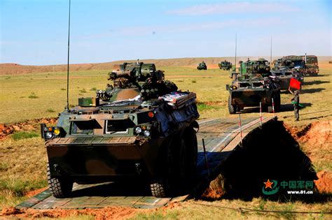 “跨越—2014·朱日和”演习济南军区某旅全员全装实施战场机动