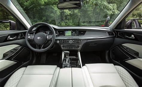 2017 Kia Cadenza Review, Pricing, and Specs