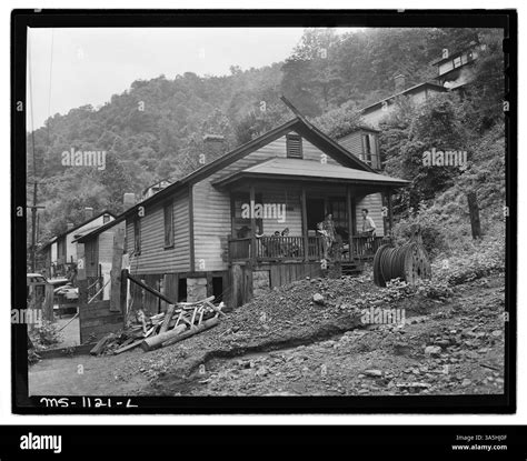 The homes of miners at Kingston Pocahontas Coal Company’s Warwick Mine ...