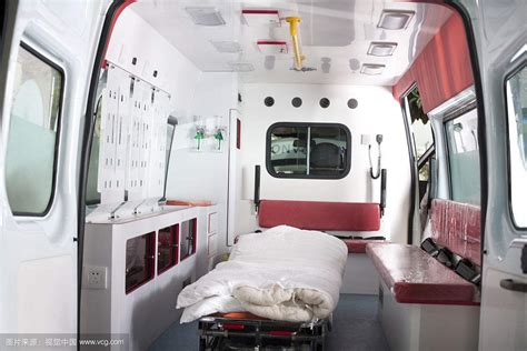 为什么救护车上的英文AMBULANCE是反着写的?怎么分辨真假救护车?_天涯八卦网