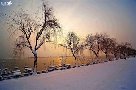 湖边风景图片-日出时湖边美丽的风景素材-高清图片-摄影照片-寻图免费打包下载