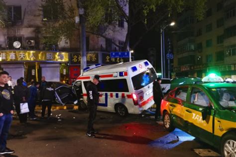 凌晨救护车与出租车相撞 车头严重变形俩驾驶员受伤_新浪黑龙江_新浪网