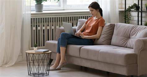 Почему вредно сидеть со скрещенными ногами — мнение врачей | MARIECLAIRE